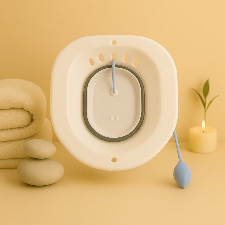 Witte opzetbidet met een blauw spoelflesje, naast opgerolde handdoeken en een kaars