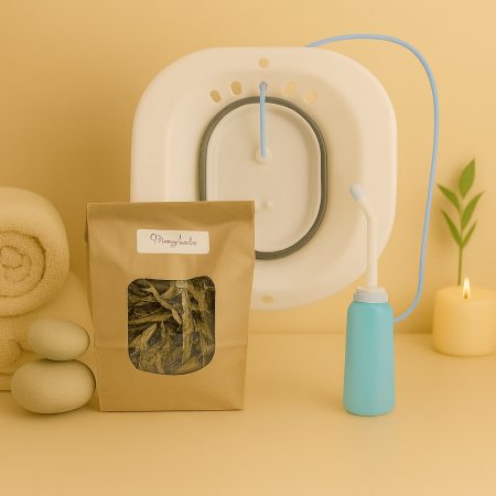 Witte opzetbidet met spoelflesje en een kraftzak Faya Watra bladeren