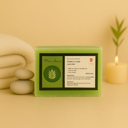 Groene Pumpum aloe vera zeep met etiket, op een steen